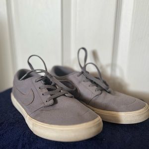 Nike SB Sneakers Solarsoft Portmore || gray skate shoes.